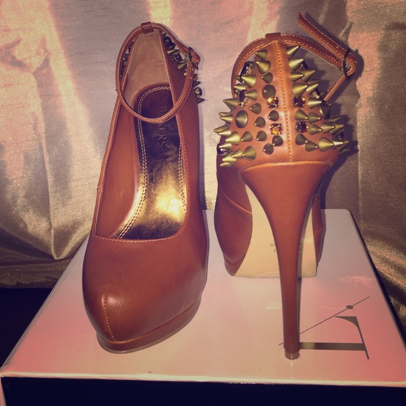 Beautiful spiked pumps, perfect for the fall! - Picture 1 of 3