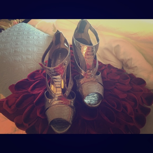 Nine West Platinum Heel. - Picture 1 of 2