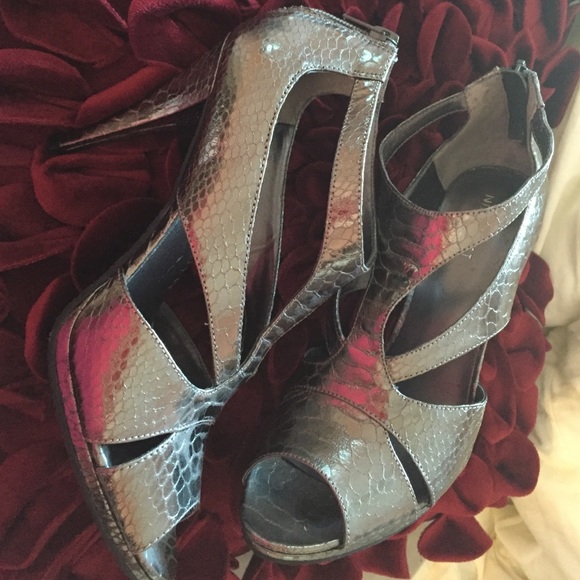 Nine West Platinum Heel. - Picture 2 of 2