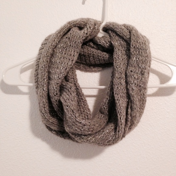 Gray Abercrombie and Fitch scarf