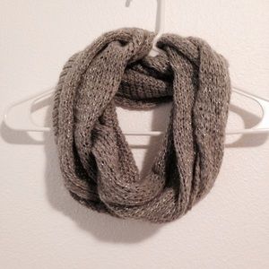 Gray Abercrombie and Fitch scarf