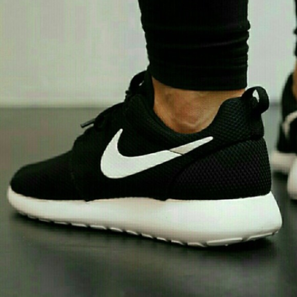 ISO THESE NIKE ROSHE RUNS HOPING TO TRADE?! - Picture 2 of 2