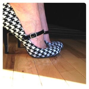 Adorable Madden Girl black/white houndstooth heels