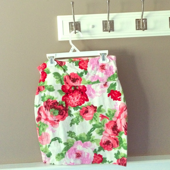 Delia's Floral Pencil Skirt Size Small