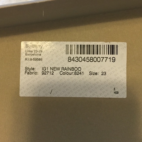 AUTHENTIC Childrens Burberry wellies PRICE FIRM - Picture 4 of 4