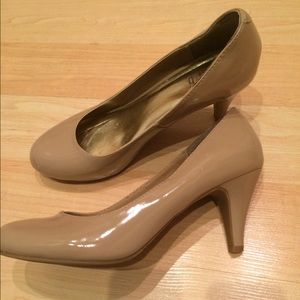Nude round toe patent heels