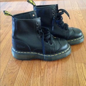 ⚫️Black Dr. Martens boots⚫️