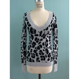 Snow leopard print v-neck sweater - medium