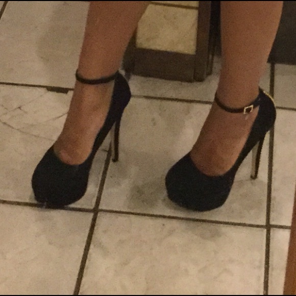 Black and gold pumps - Picture 1 of 3