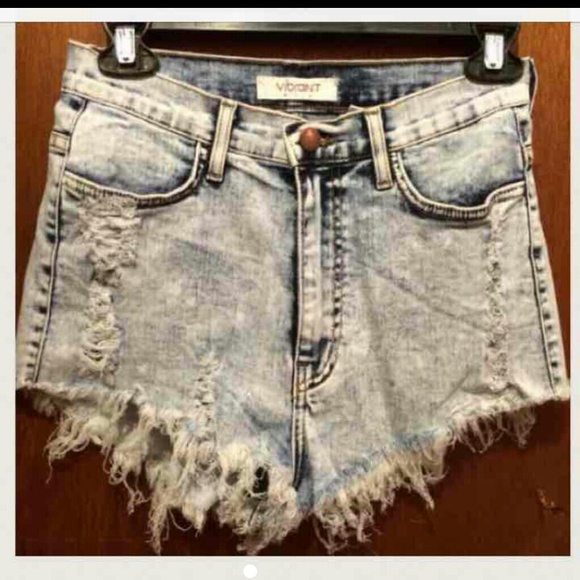Light wash distressed shorts - Picture 1 of 2