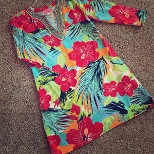 Tunic with slits on sides