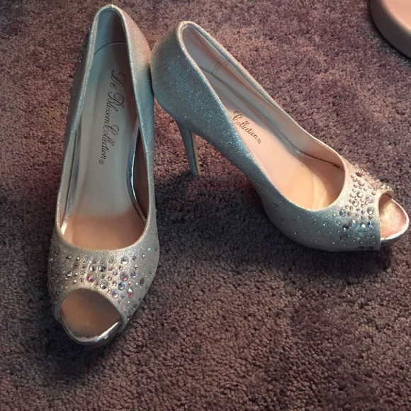 Prom shoes.. Size 8. Perfect condition, wore once