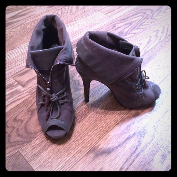 Shirkh grey heels