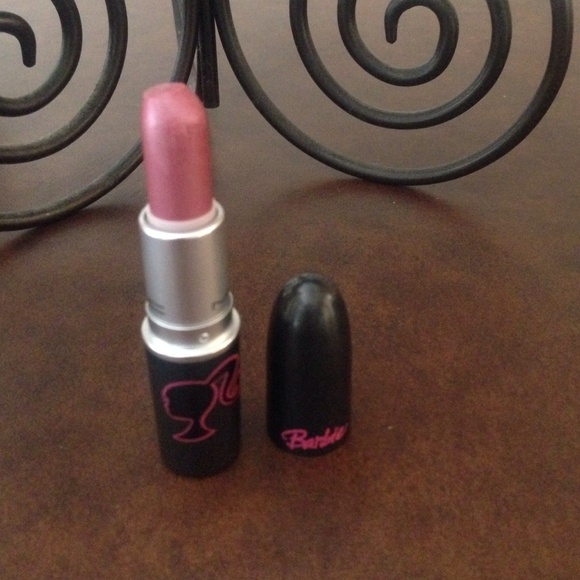 Used 2xs accidentally hit top of lipstick w/cap