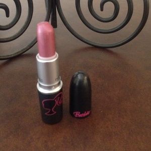 Used 2xs accidentally hit top of lipstick w/cap