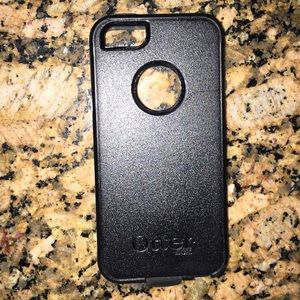 Black iPhone 5/5s commuter otter box case