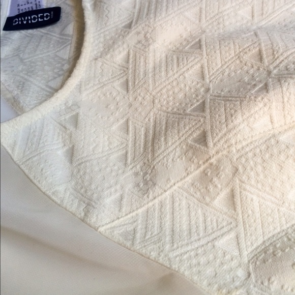 H&M - Sleeved Triangle Embossed Dress - Cremé - Picture 1 of 3