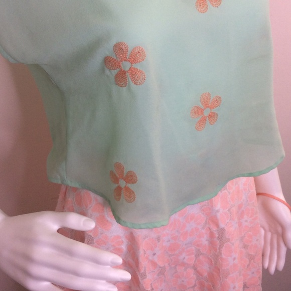 Peach lace skirt - Picture 3 of 3