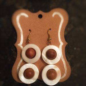 Shell w wooden brad center