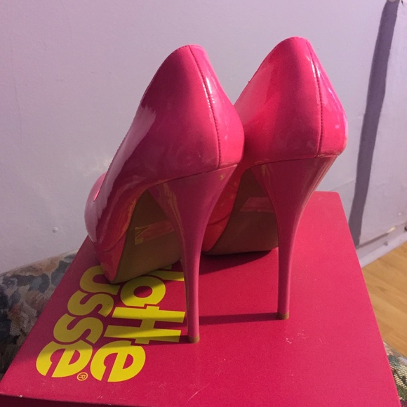 Neon pink heels w/ box - Picture 2 of 3