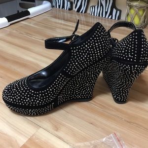 Black wedge with rhinestone design