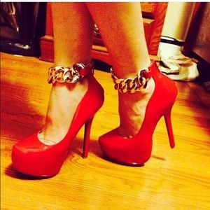 Red pumps with gold chain