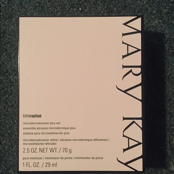 Mary Kay Microderm exfoliating face wash - Picture 1 of 3