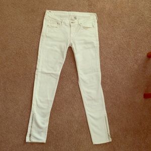 H&M white skinny jeans with zipper at the ankle