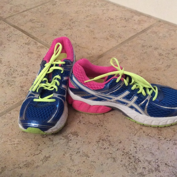 Asics gel sole athletic shoes