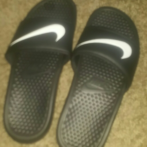 New nike flip flops 8.5-9 sz