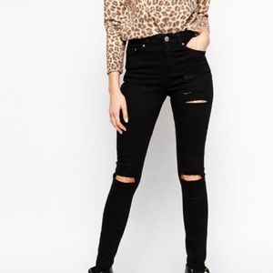 Skinny jeans with rips