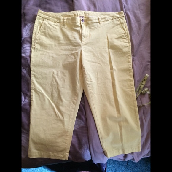 Canary yellow Capri pants!! 👖