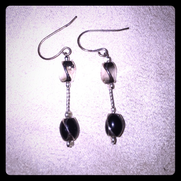 💰Black and Silver Dangling Earrings💰