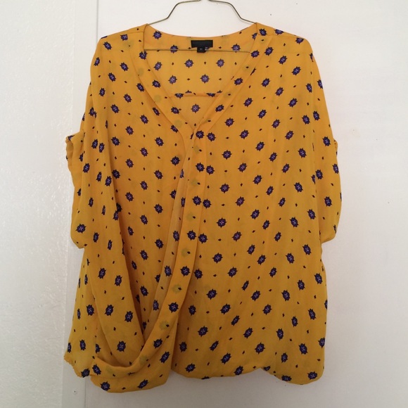 Yellow top with shape pattern