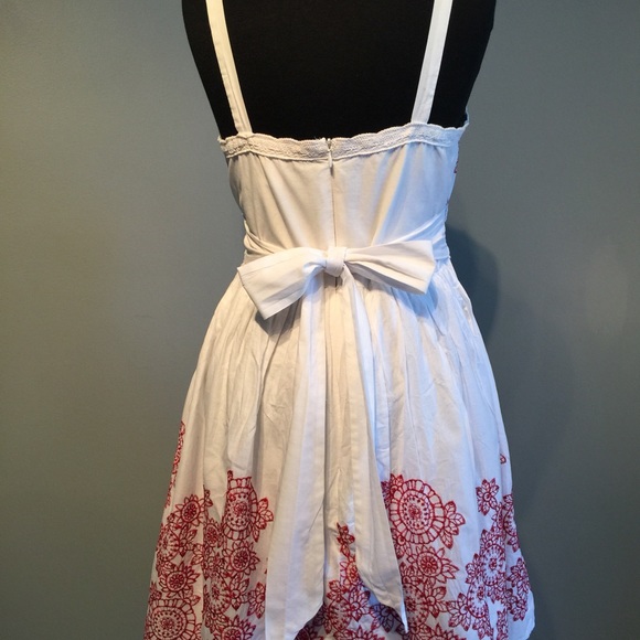White and red sundress - Picture 3 of 4