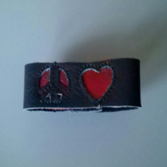 Black leather Peace & Love bracelet