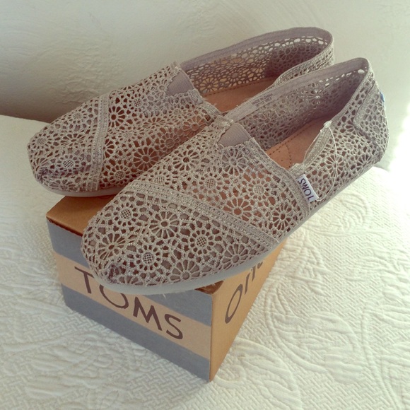 TOMS GREY LACE Flats!! NWT