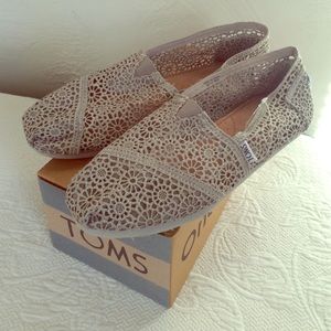 TOMS GREY LACE Flats!! NWT