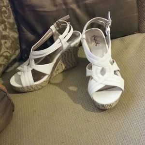 WHITE WEDGES