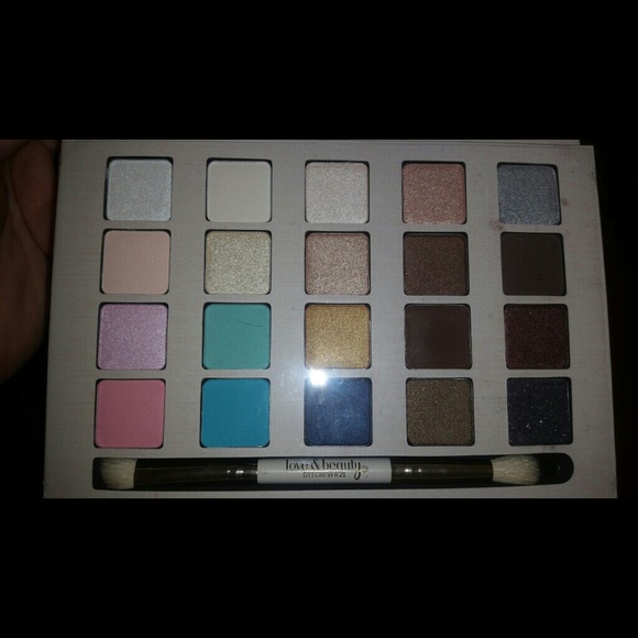 Beautiful eye shadow palette!