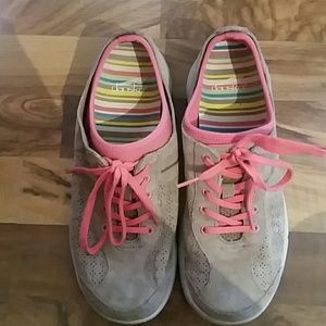 Danske tied walking/tennis shoes