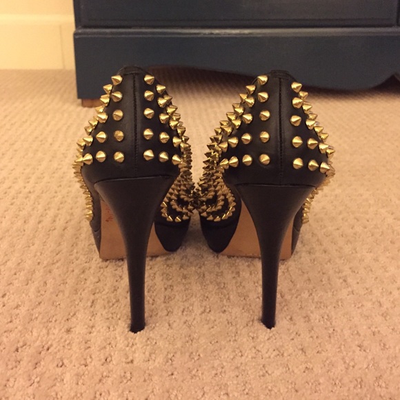 Madelyn- black orlov Vince Camuto heels! - Picture 2 of 2