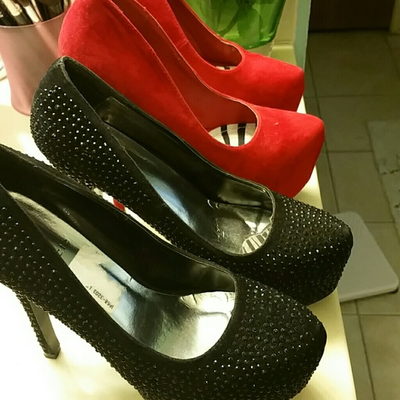 2 pairs of pumps 1 black pair, 1red pair