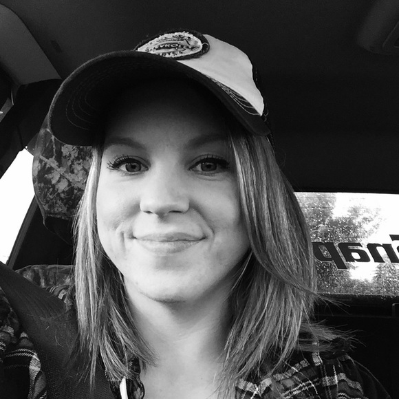 Meet your Posher, Larissa