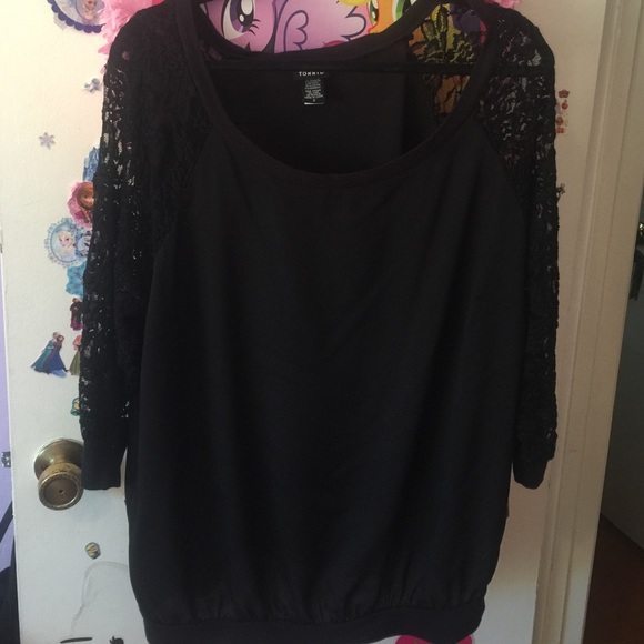 loved laced sleeved top