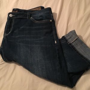 Seven7 distressed denim capri