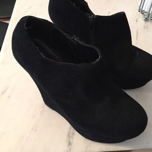 Steve Madden black suede wedge