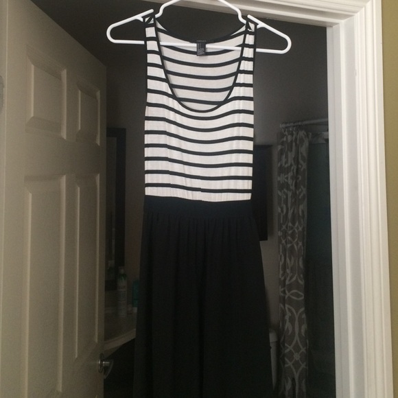 Forever 21 maxi dress with cutout on back - Picture 1 of 3