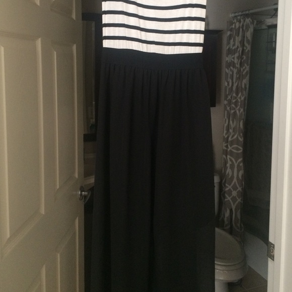 Forever 21 maxi dress with cutout on back - Picture 2 of 3