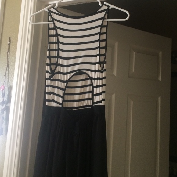 Forever 21 maxi dress with cutout on back - Picture 3 of 3